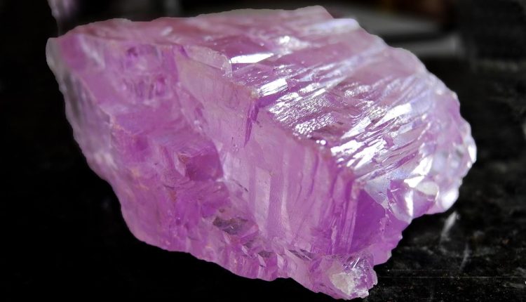 Kunzit Taşı Nedir? Özellikleri Nelerdir?